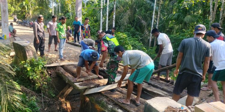 Serda Supardi Babinsa,Desa Batu Sumbang Dan Warga Gotong Royong Perbaiki Jembatan Rusak