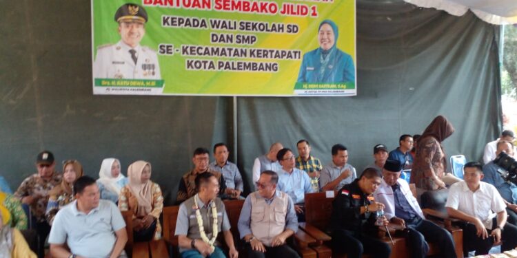 Pj Walikota Ratu Dewa Silahturahmi Dan Serahkan Bantuan Sembako Untuk Wali Murid Kurang Mampu
