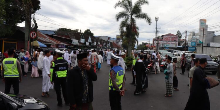 Kapolres Aceh Tengah Dan Forkopimda Shalat Idul Adha 1445 H Di Lapangan Musara Alun