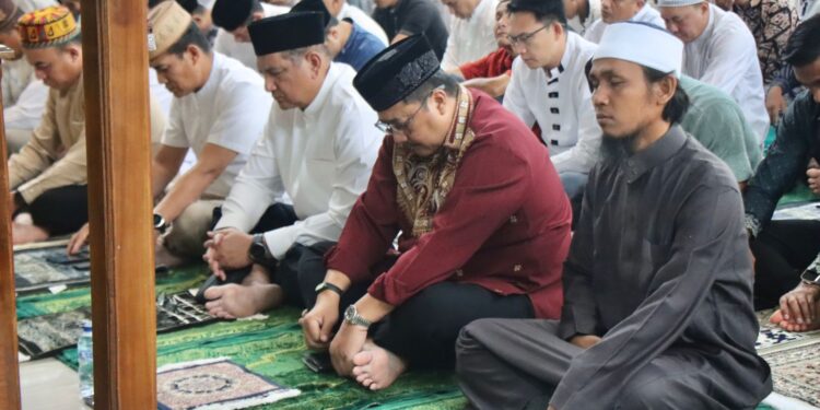 Kapolda Aceh Achmad Kartiko Sholat Ied Di Masjid Babutaqwa Polda Aceh
