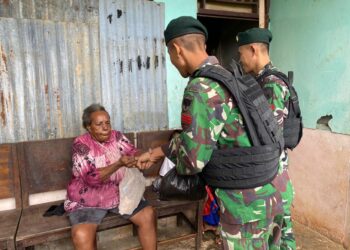 Wilayah Terpencil Perbatasan, Satgas Pamtas Statis RI-PNG Yonif 111/KB Bagikan Pakaian Layak Pakai