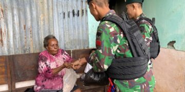 Wilayah Terpencil Perbatasan, Satgas Pamtas Statis RI-PNG Yonif 111/KB Bagikan Pakaian Layak Pakai