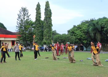 Wakapolres Banyuasin Buka Perlombaan Balap Karung Dan Tarik Sarung Berlangsung Meriah