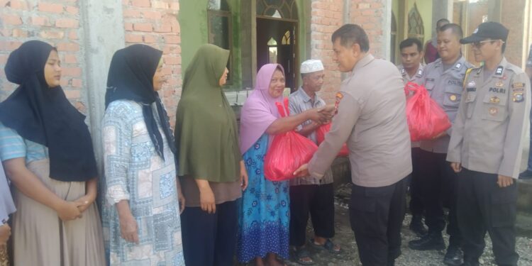 HUT Bhayangkara Ke-78, Kapolsek Siak Hulu Pimpin Jum’at Curhat, Bakti Religi Dan Beri Bantuan Sembako