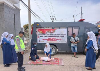 Sidokkes Polres Banyuasin Memberikan Pelayanan BHD Kepada Pengemudi Angkutan Umum