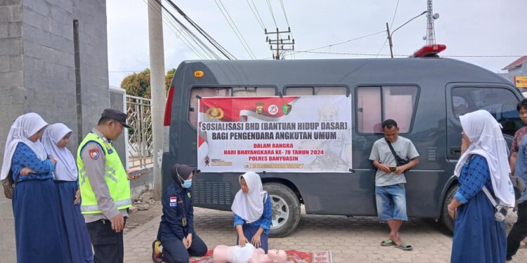 Sidokkes Polres Banyuasin Memberikan Pelayanan BHD Kepada Pengemudi Angkutan Umum