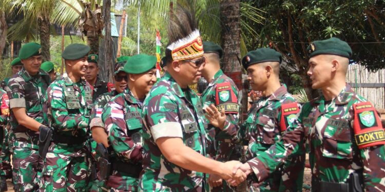 Tiba Di Perbatasan, Dirsen Pussenif Disambut Danrem 174/ATW Dan Dansatgas Pamtas Statis RI-PNG Yonif 111/KB