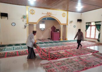 Peringati Bhayangkara Ke- 78, Polres Aceh Singkil Gelar Bakti Sosial Bersihkan Rumah Ibadah