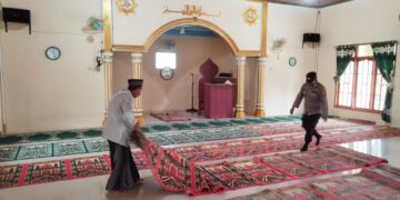 Peringati Bhayangkara Ke- 78, Polres Aceh Singkil Gelar Bakti Sosial Bersihkan Rumah Ibadah