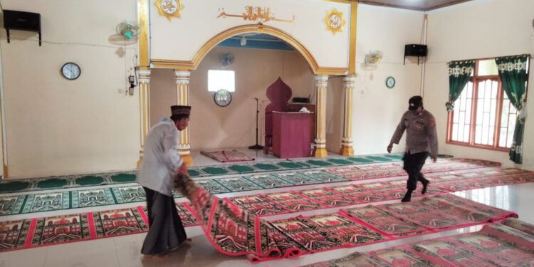 Peringati Bhayangkara Ke- 78, Polres Aceh Singkil Gelar Bakti Sosial Bersihkan Rumah Ibadah