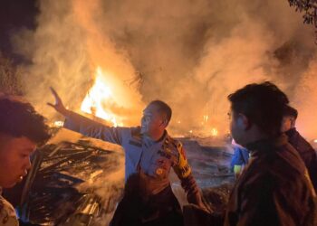 Kebakaran Satu Unit Rumah dan Panglong, Personil Polsek Wih Pesam Bantu Pemadaman 