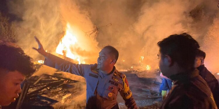 Kebakaran Satu Unit Rumah dan Panglong, Personil Polsek Wih Pesam Bantu Pemadaman 