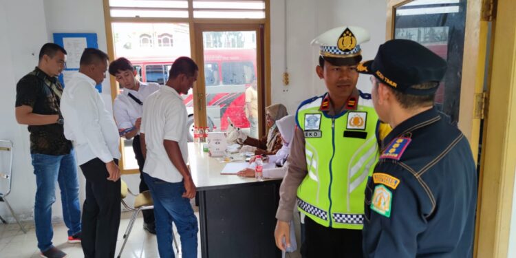 Ditlantas Polda Aceh Cek Urine Pengemudi Angkutan Umum, 5 Orang Positif Amphetamin