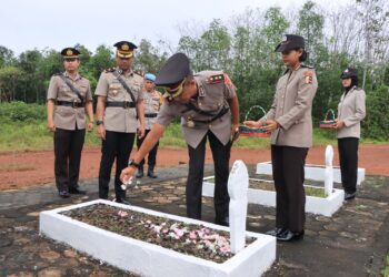 Kapolres Banyuasin Pimpin Upacara Tabur Bunga Dalam Rangka Hari Bhayangkara ke-78