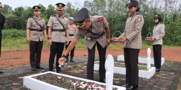 Kapolres Banyuasin Pimpin Upacara Tabur Bunga Dalam Rangka Hari Bhayangkara ke-78