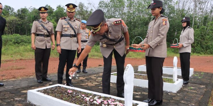 Kapolres Banyuasin Pimpin Upacara Tabur Bunga Dalam Rangka Hari Bhayangkara ke-78
