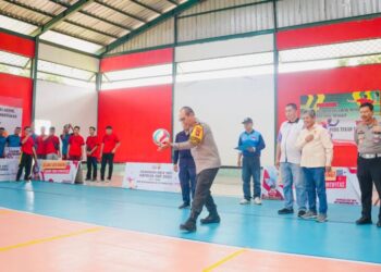 Lakukan Servis, Irjen A Rachmad Wibowo Buka Resmi Turnamen Bola Voli Kapolda Cup 2024