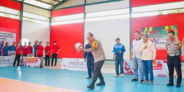Lakukan Servis, Irjen A Rachmad Wibowo Buka Resmi Turnamen Bola Voli Kapolda Cup 2024