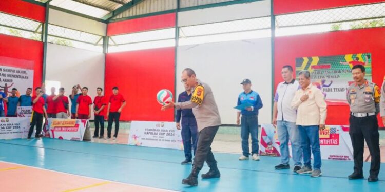 Lakukan Servis, Irjen A Rachmad Wibowo Buka Resmi Turnamen Bola Voli Kapolda Cup 2024