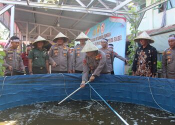 Kapolres Gowa Dampingi Karo SDM Polda Sulsel Dalam Kegiatan Bakti Sosial Ketahanan Pangan