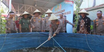 Kapolres Gowa Dampingi Karo SDM Polda Sulsel Dalam Kegiatan Bakti Sosial Ketahanan Pangan