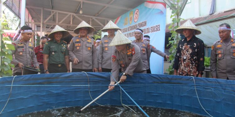 Kapolres Gowa Dampingi Karo SDM Polda Sulsel Dalam Kegiatan Bakti Sosial Ketahanan Pangan