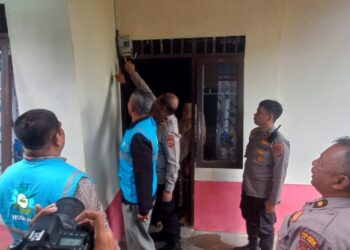 Wakapolda Aceh Armia Fahmi Bantu Pemasangan Listrik Untuk Warga Tamiang