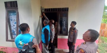 Wakapolda Aceh Armia Fahmi Bantu Pemasangan Listrik Untuk Warga Tamiang