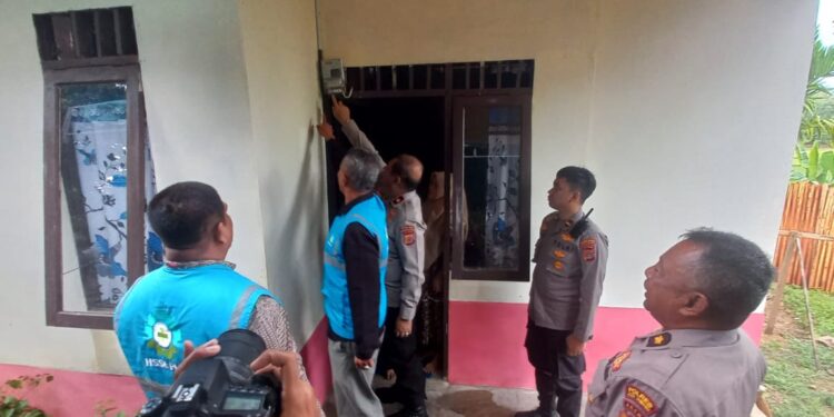 Wakapolda Aceh Armia Fahmi Bantu Pemasangan Listrik Untuk Warga Tamiang