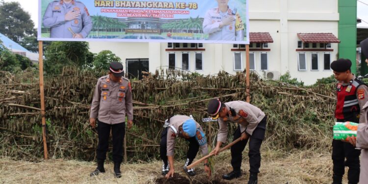 Baksos Hari Bhayangkara Ke-78, Polres Aceh Tengah Gelar Penanaman Pohon, Pembagian Bibit Ketahanan Pangan Dan Beasiswa