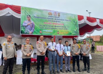 HUT Bhayangkara ke 78, Kapolres Banyuasin Pimpin Giat Penamanan Pohon Dan Beri Beasiswa