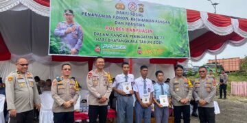 HUT Bhayangkara ke 78, Kapolres Banyuasin Pimpin Giat Penamanan Pohon Dan Beri Beasiswa