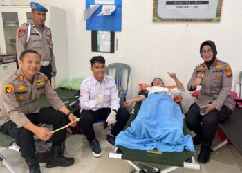 Polsek Tapung Bakti Sosial Di Desa Petapahan Dalam Rangka Hari Bhayangkari ke- 78