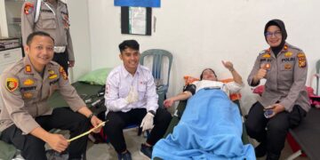 Polsek Tapung Bakti Sosial Di Desa Petapahan Dalam Rangka Hari Bhayangkari ke- 78