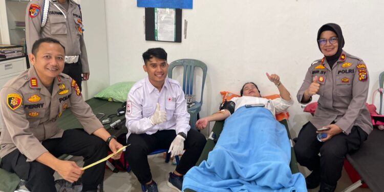 Polsek Tapung Bakti Sosial Di Desa Petapahan Dalam Rangka Hari Bhayangkari ke- 78