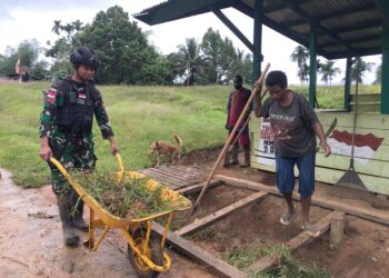 Dengan Gotong Royong Satgas Pamtas Yonif 111/KB Ajak Masyarakat Jaga Kebersihan Lingkungan