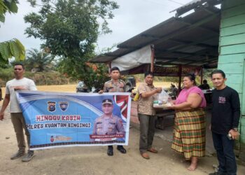 Polres Kuansing Gelar Minggu Kasih Pemberian Bansos Kepada Warga Desa Jake