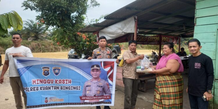 Polres Kuansing Gelar Minggu Kasih Pemberian Bansos Kepada Warga Desa Jake