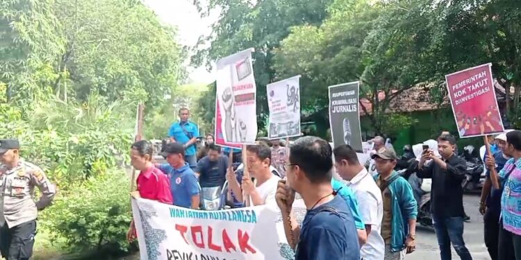 Solidaritas Wartawan Kota Langsa lakukan Demontrasi Aksi Damai Tolak Revisi Penyiaran Didepan Kantor DPRK
