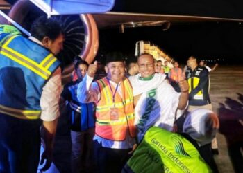 PJ. BUPATI ASRA LEPAS JCH KLOTER 9 ACEH HINGGA KE PINTU PESAWAT