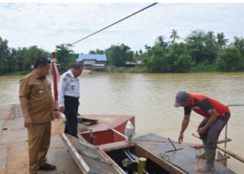 PJ. BUPATI ASRA TINJAU PENGOPERASIAN GETEK PENYEBERANGAN USAI DIPERBAIKI