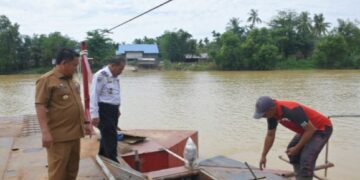 PJ. BUPATI ASRA TINJAU PENGOPERASIAN GETEK PENYEBERANGAN USAI DIPERBAIKI