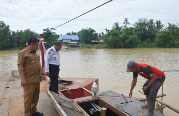 PJ. BUPATI ASRA TINJAU PENGOPERASIAN GETEK PENYEBERANGAN USAI DIPERBAIKI