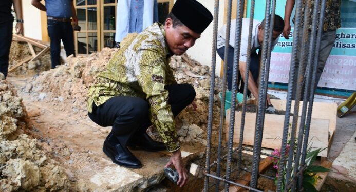 Pj Walikota Langsa Syaridin Melaksanakan Peletakan Batu Pertama Renovasi, Mesjid Beras Nurul Qur’an.