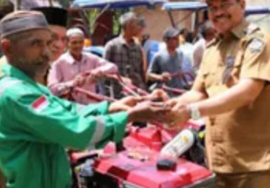 Pemerintah kota Lhokseumawe Menyerahkan Alat Mesin Pertanian Kepada 13 Kelompok Tani