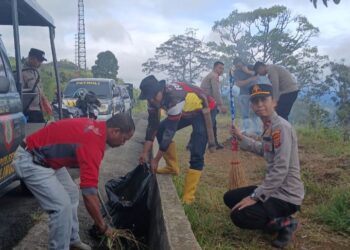Polsek Linge Polres Aceh Tengah Bersihkan Sarana Pasilitas Umum Dalam Rangka Menyambut Hut Bhayangkara Ke-78.