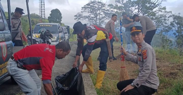 Polsek Linge Polres Aceh Tengah Bersihkan Sarana Pasilitas Umum Dalam Rangka Menyambut Hut Bhayangkara Ke-78.