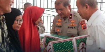 Wakapolda Aceh Armia Fahmi Bagikan 1.200 Paket Sembako Di 11 Kecamatan Aceh Tamiang 