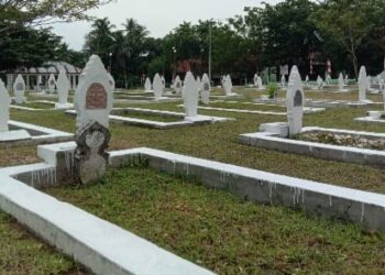 HUT Bhayangkara ke 78, Polres Aceh Utara Tabur Bunga Di TMP Blang Panyang