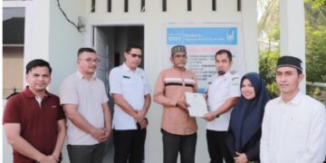 Pj Bupati Aceh Besar Serahkan Dua Unit Rumah Tahan Gempa untuk Yatim Dan Dhuafa